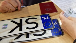 Inicjatywa Rafała Brzoski chce zniesienia kłopotliwego obowiązku przy rejestracji samochodu. "Jest zbędny"
