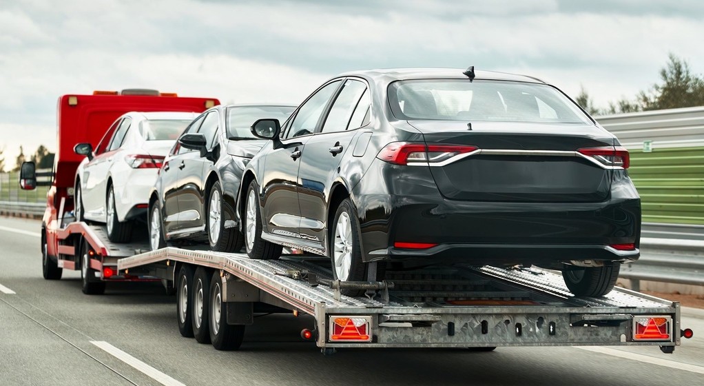 Laweta z samochodami (zdjęcie ilustracyjne)