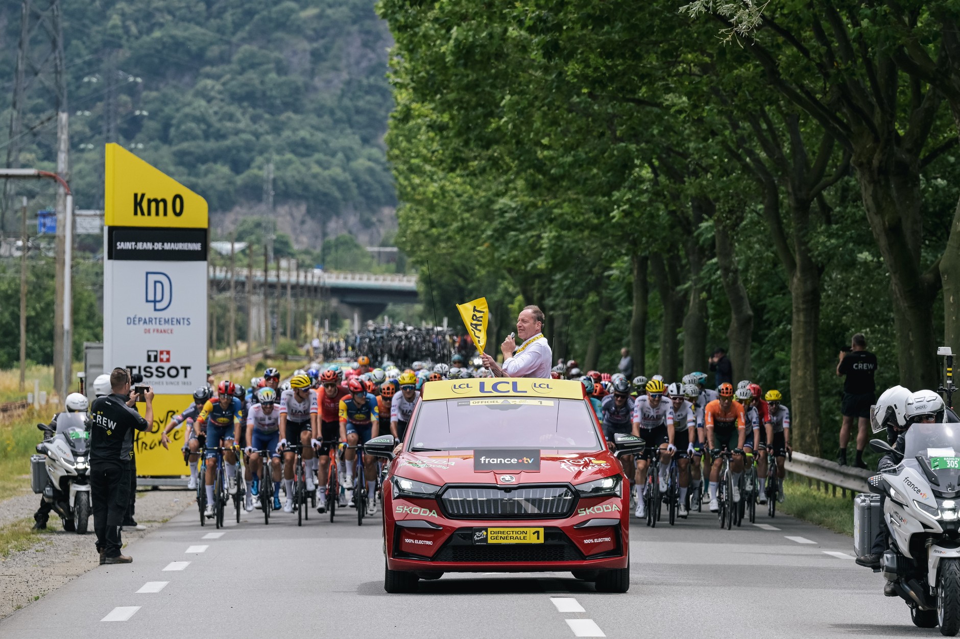 Auta sędziów w TdF mają kolor czerwony. To Skody Enyaq oraz Skody Superb
