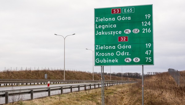 Tablica z odległościami do głównych miejscowości na trasie