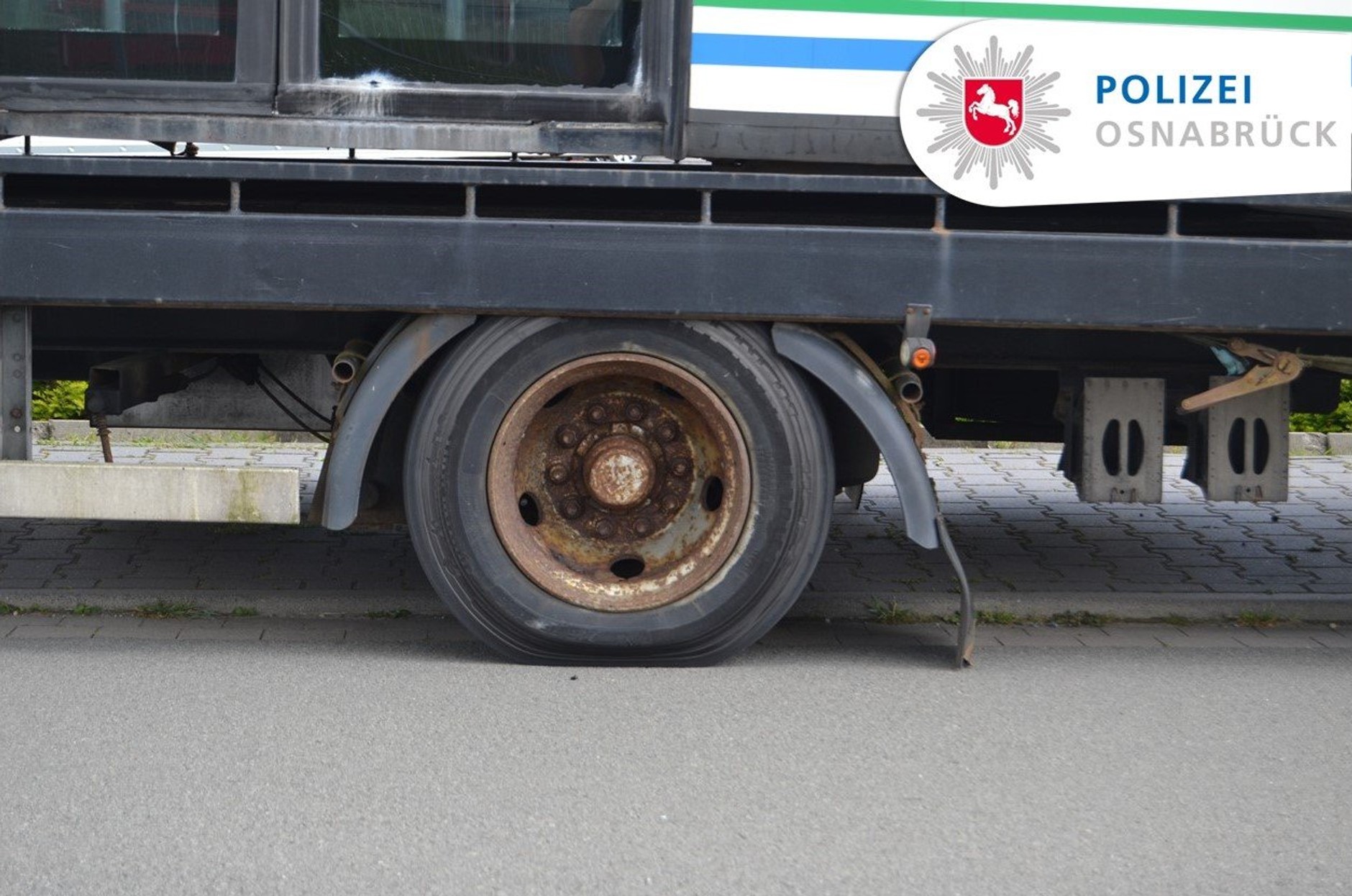 MAN-em L2000 ciągnął lawetę, na której znajdował się 12-tonowy autobus