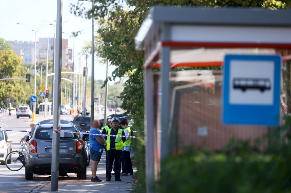 Samochód wjechał w przystanek na warszawskim Mokotowie. Dwie osoby nie żyją