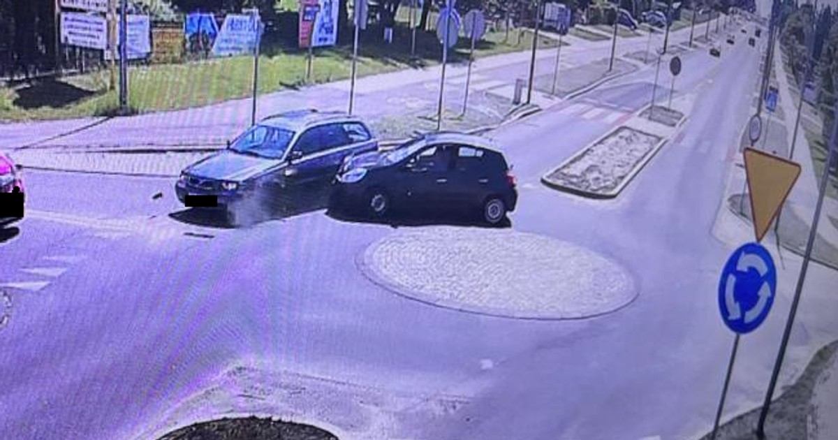 Na nagraniu z monitoringu widać moment kolizji