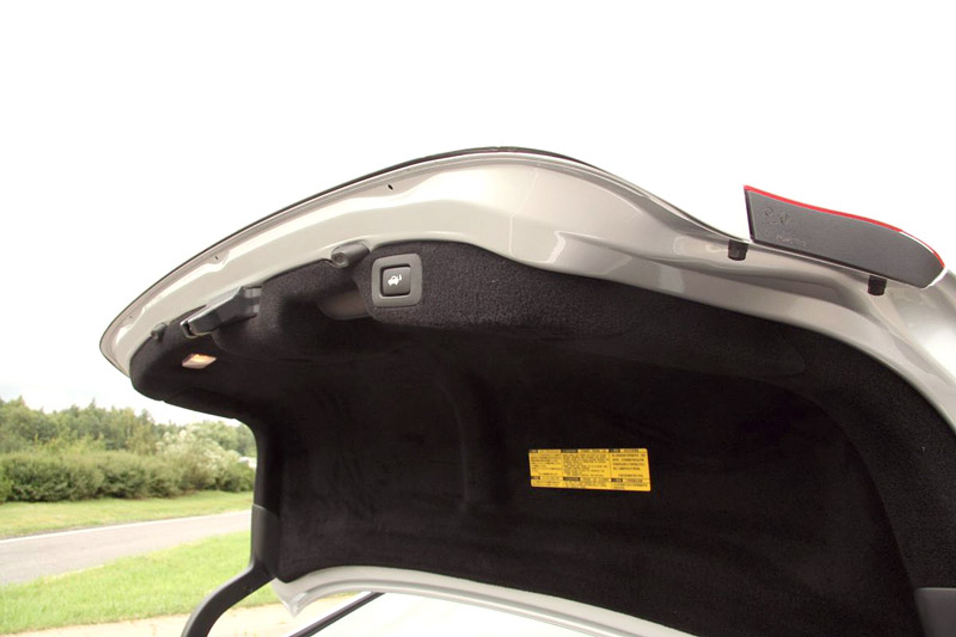 Lexus: hybrydowe wersje modeli GS i LS z większym bagażnikiem