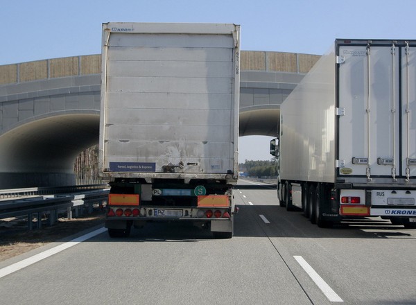 Wyprzedzanie się ciężarówek na autostradach ma się dobrze. "Nie wolno, ale można"