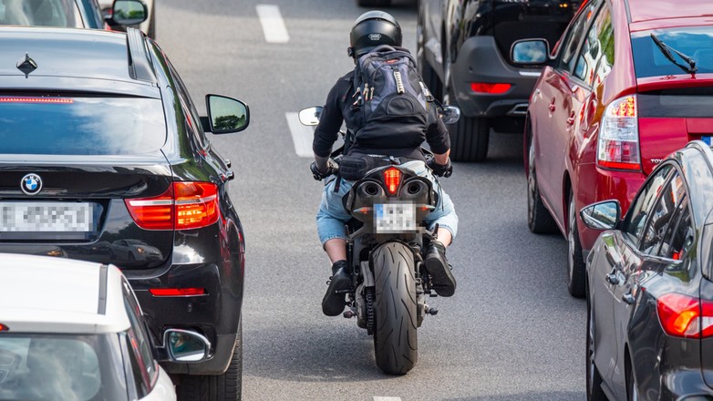 Wyprzedzanie motocyklem z prawej strony jest możliwe. Trzeba jednak pamiętać o ważnych zasadach