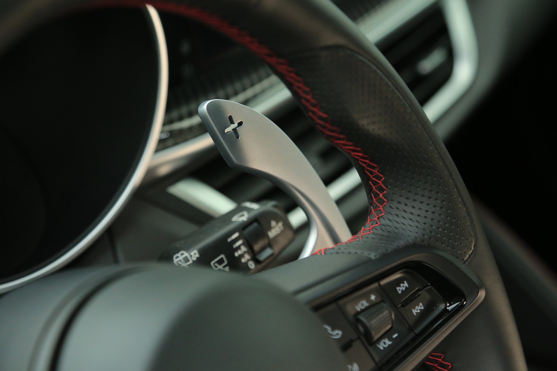 W autach sportowych montowane pod kierownicą łopatki do zmiany biegów w automatach mają sens. W cywilnych modelach to tylko zbędny gadżet.