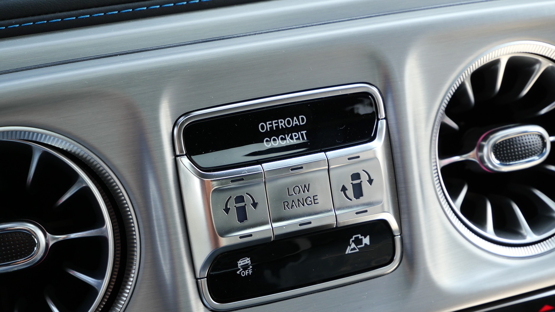 Mercedes G580 EQ: tam, gdzie w wersji spalinowej mamy sterowanie blokadami mechanizmów różnicowych, w wersji elektrycznej uruchamia się "magiczne" funkcje napędu, m.in. obracanie auta w miejscu (G-Turn).