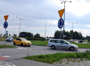 Objeżdżanie ronda prawym pasem. Zrozumiały, ale nie za dobry nawyk kierowców