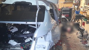 Policjanci weszli do "dziupli". Złodzieje wpadli na demontażu BMW wartego pół miliona