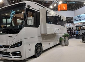 Widzieliśmy kampera za prawie 6 mln zł. Ma nawet garaż na Smarta