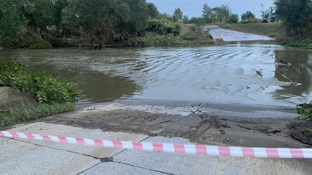  19-letni kierowca chciał skrócić sobie drogę. Jego samochód zatonął - Auto Świat