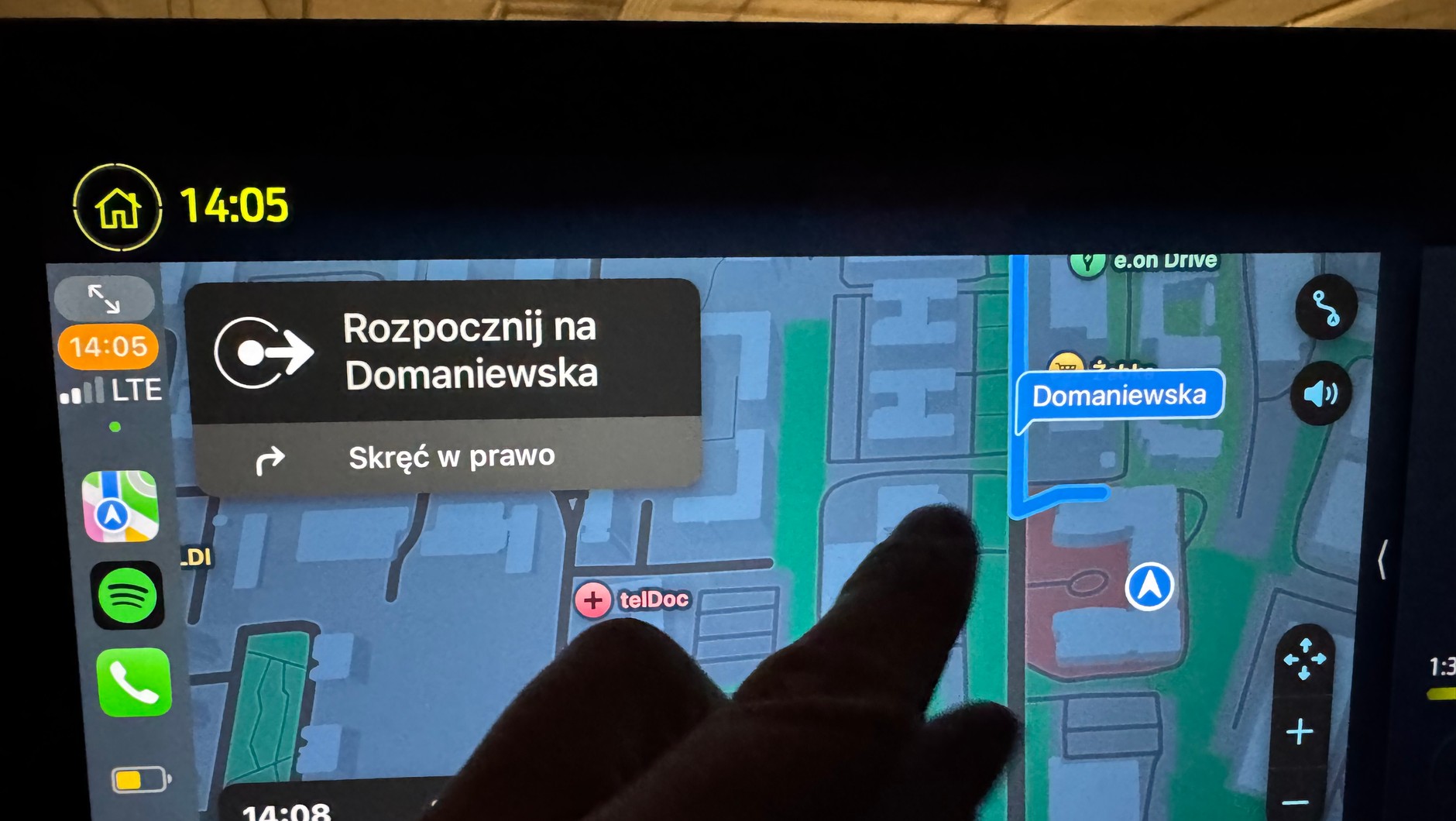 Szczypanie ekranu palcami spowoduje najwyżej przesunięcie widoku, ale na pewno nie oddalenie