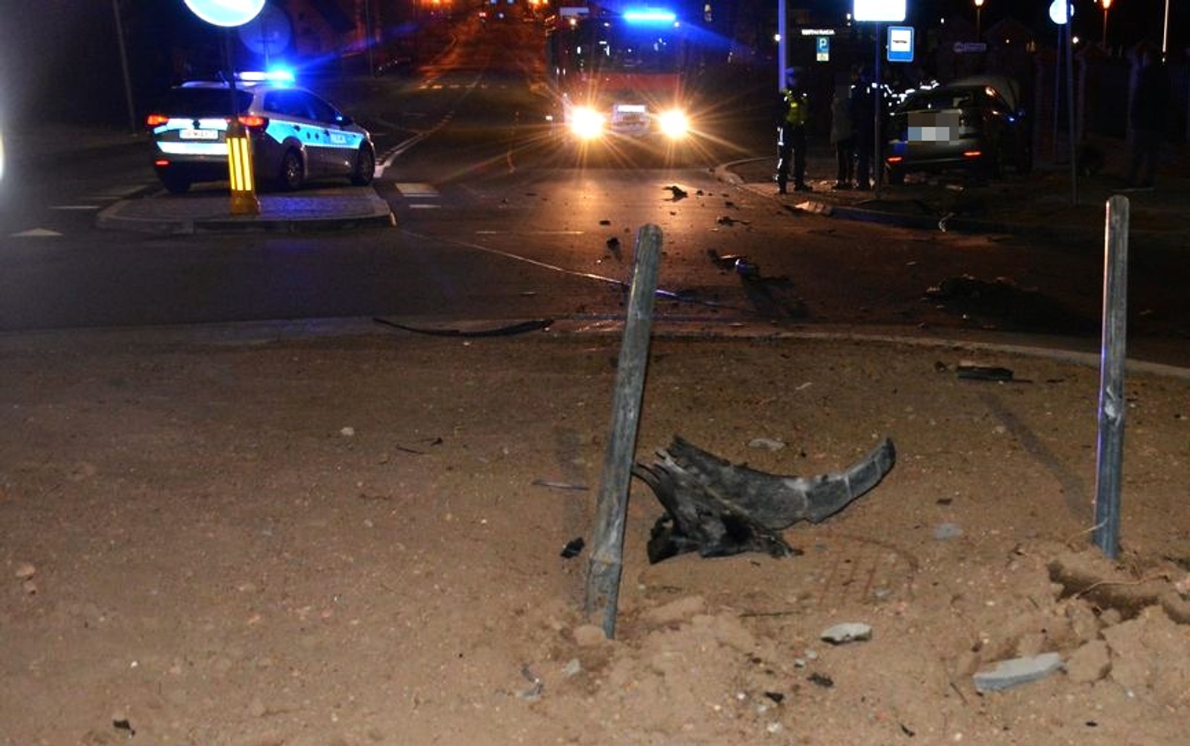 Samochód zatrzymał się dopiero na betonowym koszu