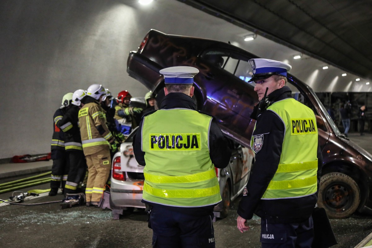 Ćwiczenia w tunelu drogi S7 na Zakopiance