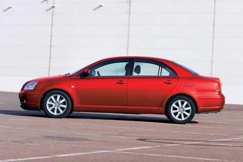 Toyota Avensis II: auto o dwóch obliczach
