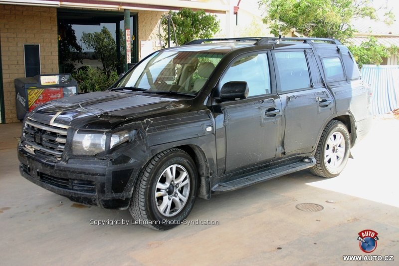 Zdjęcia szpiegowskie: Toyota Land Cruiser 200 zaprezentuje się jesienią