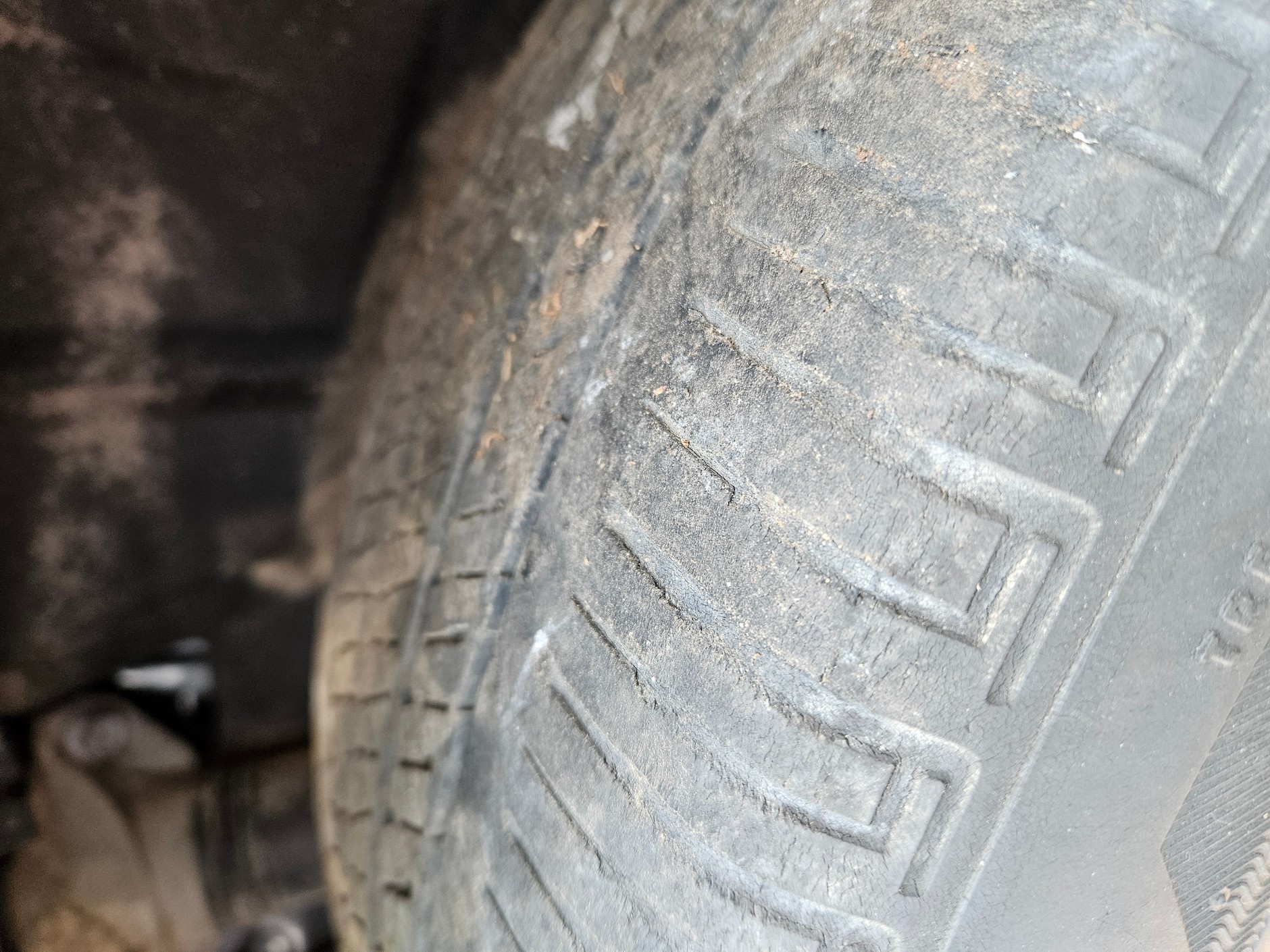 Tak wyglądają opony w "sprawdzonym aucie używanym" stojącym w komisie autoryzowanego dilera. Handlowiec nie wspomniał o nich słowem, a auto ma historię serwisową bez żadnych luk.