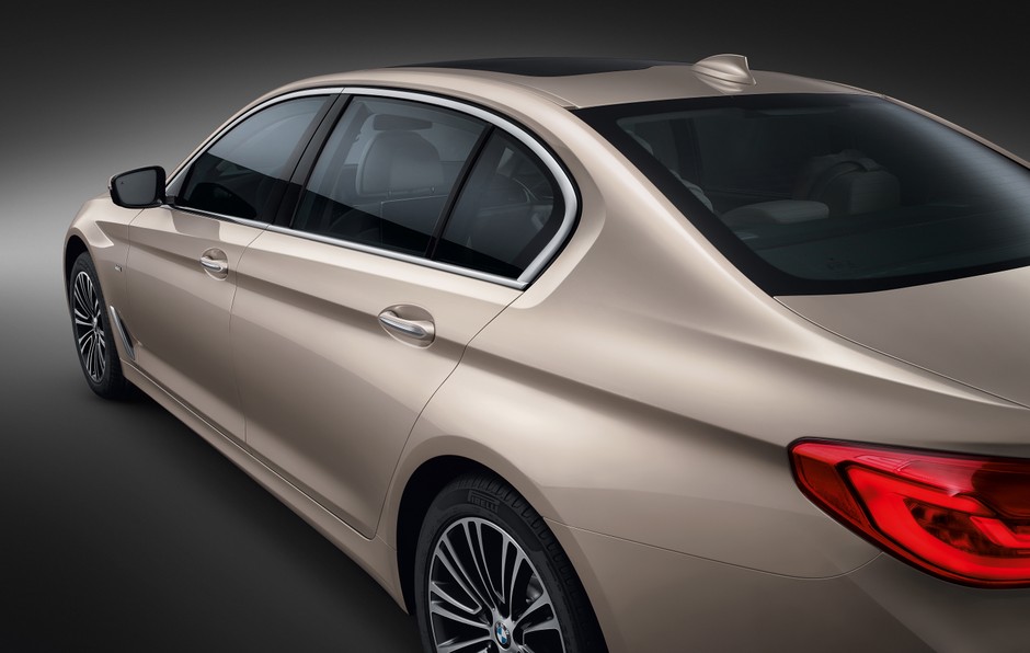 BMW chwali się, że w tylnej części zastosowano dodatkowe tłumienie od hałasu
