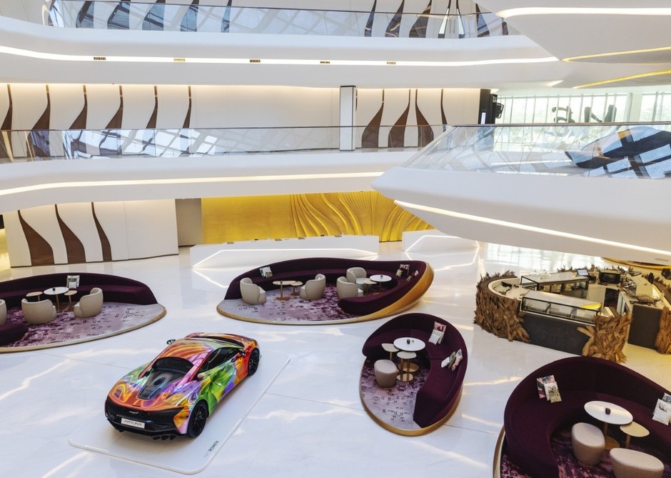 McLaren Artura Art Car stworzony we współpracy z artystką Nat Bowen