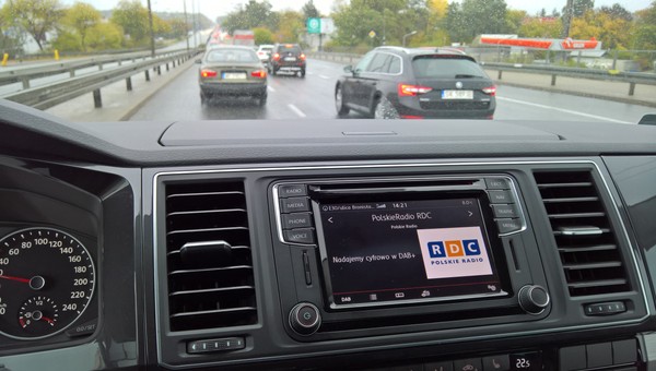 Radio DAB+ w samochodzie - jak odbierać cyfrowe radio w Polsce