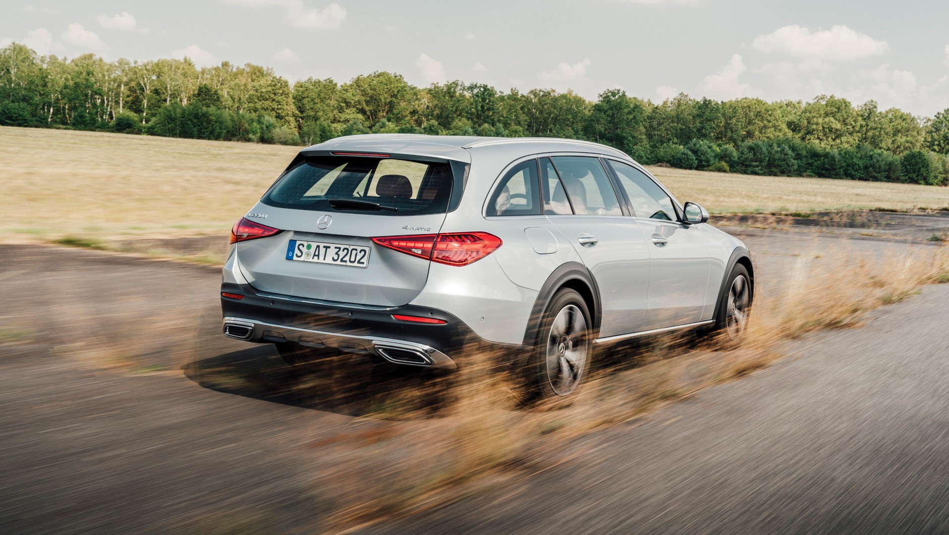 Mercedes klasy C All Terrain też komfortowo resoruje, a pomagają w tym specjalne amortyzatory o pasywnej regulacji siły tłumienia (progresywne, tłumienie rośnie w miarę ugięcia). Zwykłe, nieuterenowione kombi jest jednak bardziej miękko zawieszone.
