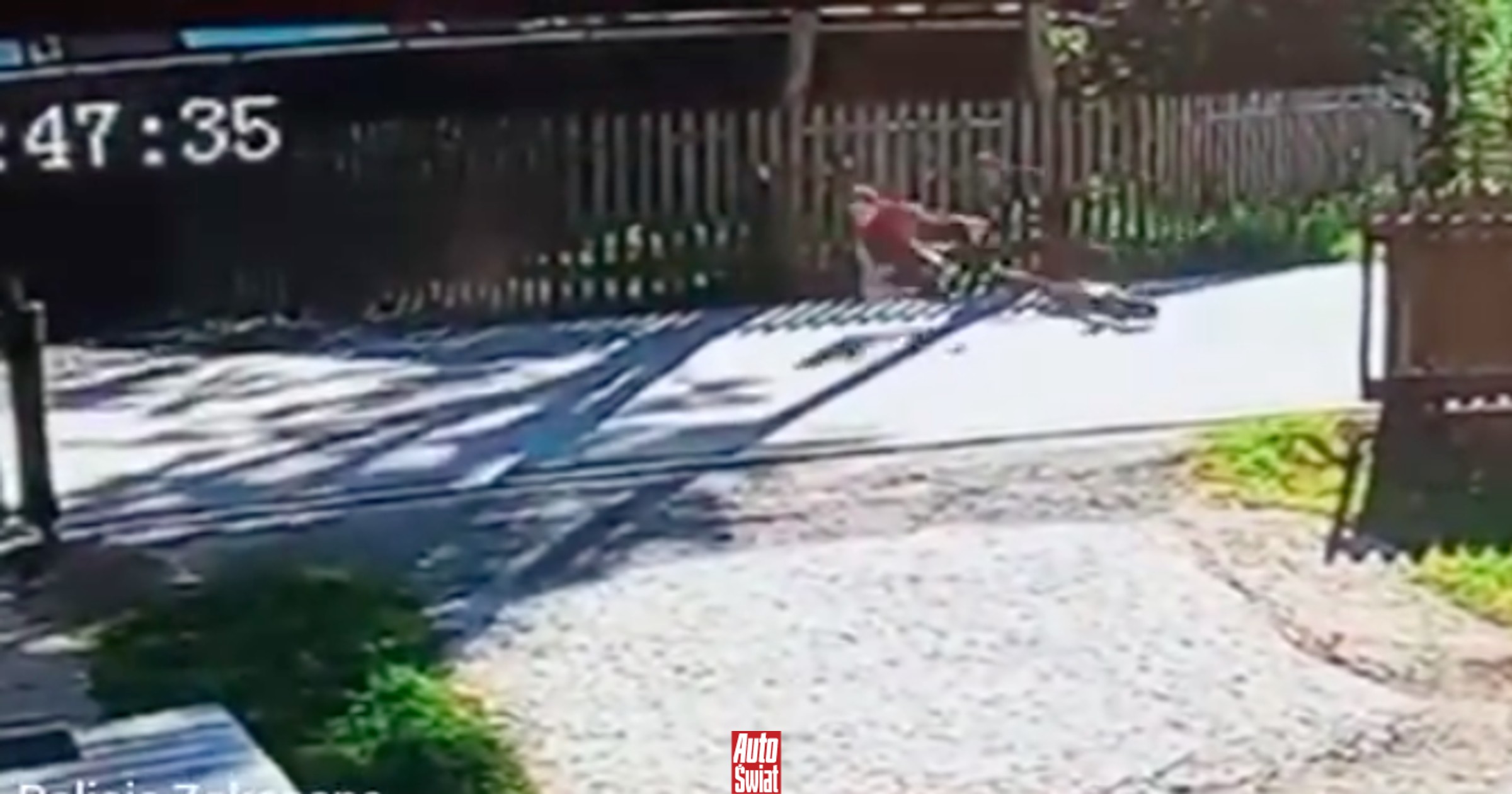 Policja pokazała nagranie z wypadku na elektrycznej hulajnodze. Nastolatek cudem uniknął tragedii