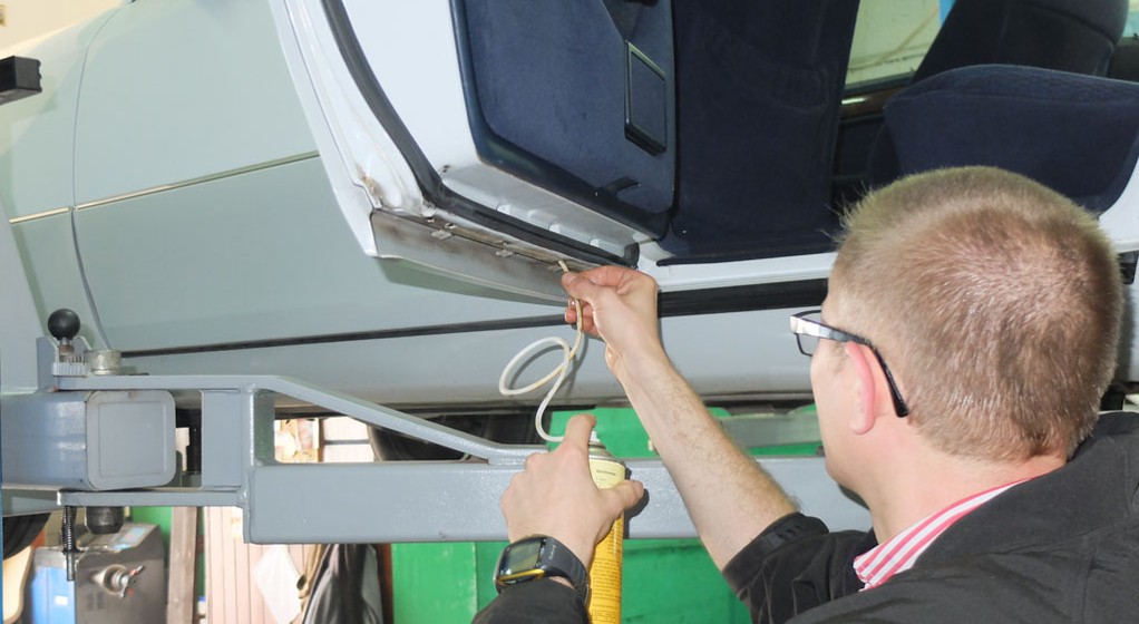 Jak i czym walczyć z rdzą? Pokazujemy jak samodzielnie zrobić zabezpieczenia antykorozyjne nadwozia