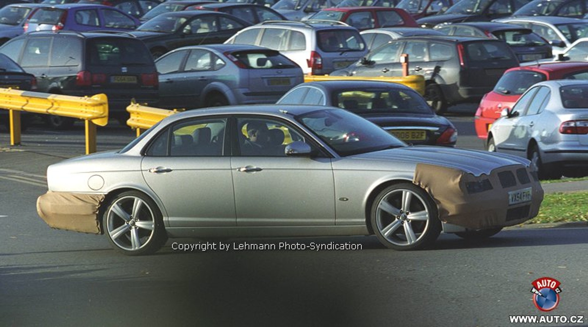Zdjęcia szpiegowskie: odmłodzony Jaguar XJ w Genewie