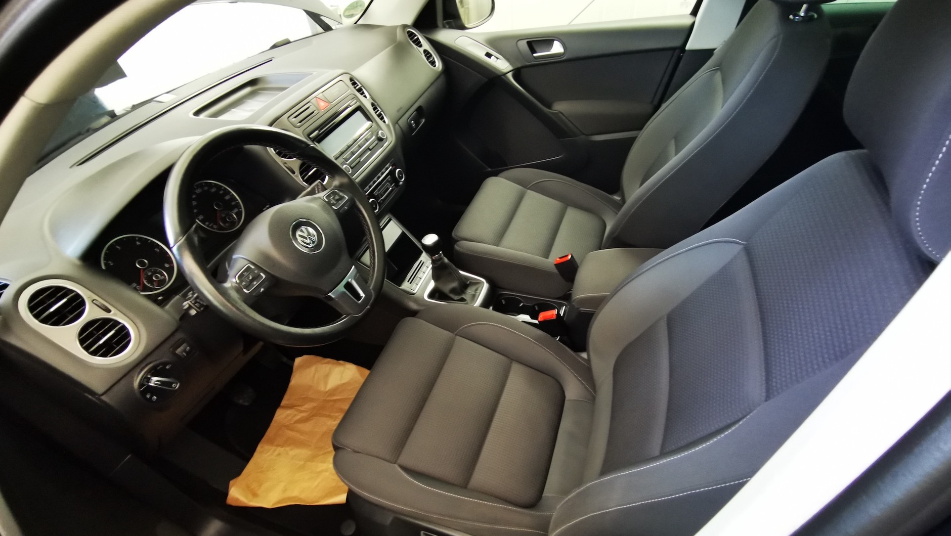 To nie jest nowe auto. Volkswagen Tiguan, rocznik 2011, przebieg 214 tys. km, cena 48 900.