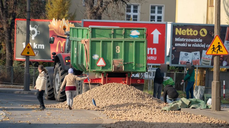 W Oławie na ulicę rozsypała się góra ziemniaków