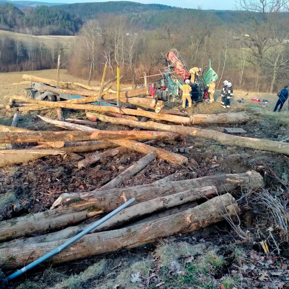 Ciężarówka z drewnem spadła ze skarpy na Podkarpaciu