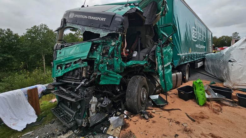 Przez 1,5 godziny strażacy próbowali wydobyć ciężko rannego kierowcę