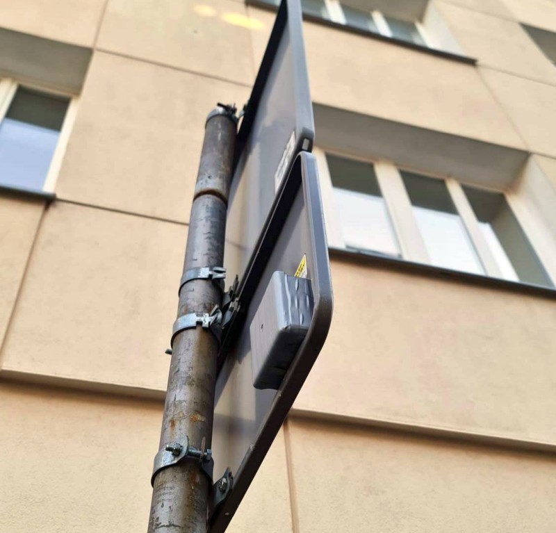Kamera ukryta na znaku drogowym w Warszawie nie rzucała się w oczy
