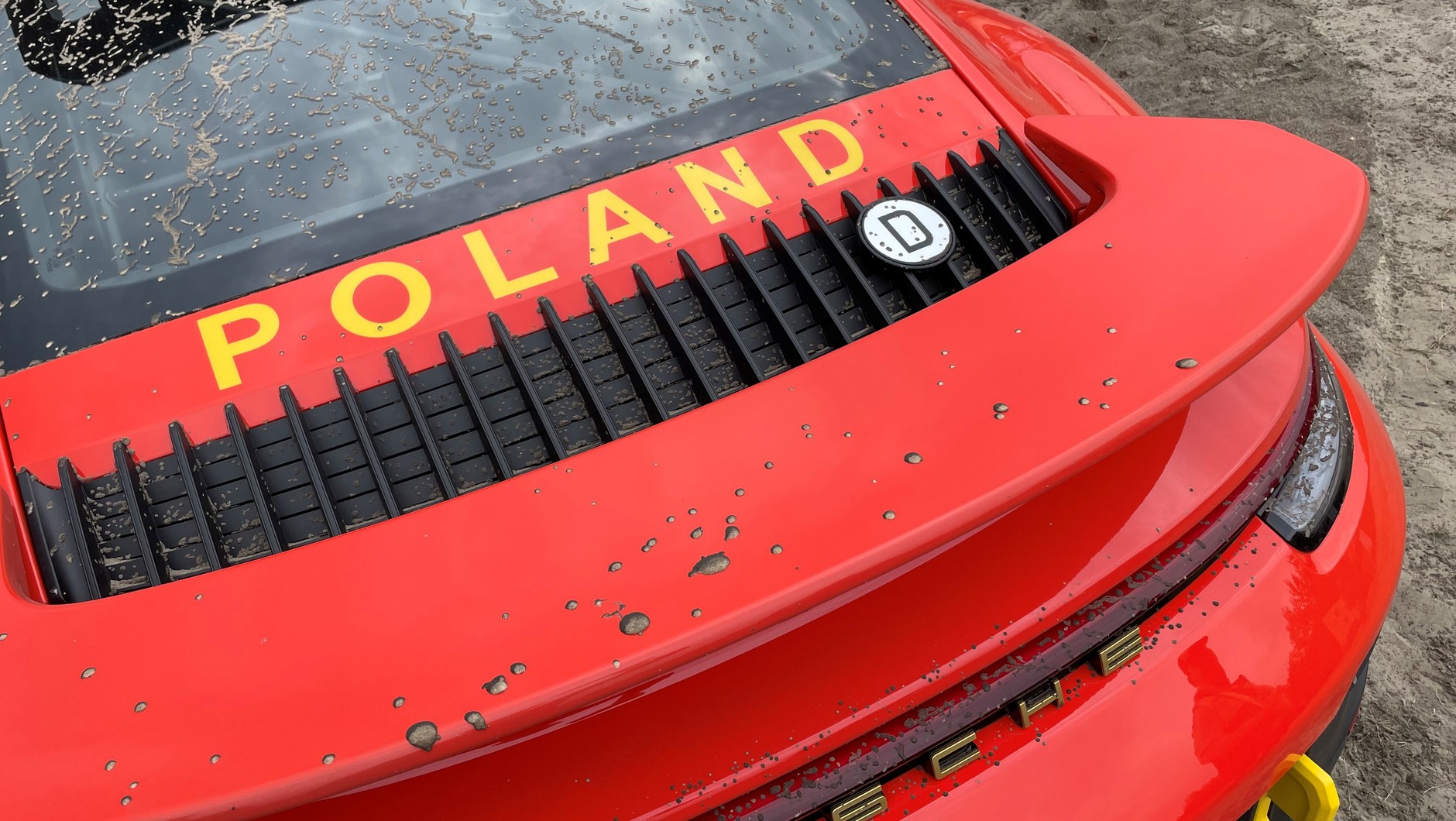 Złote napisy i namalowany ręcznie napis "POLAND" to historyczne nawiązanie
