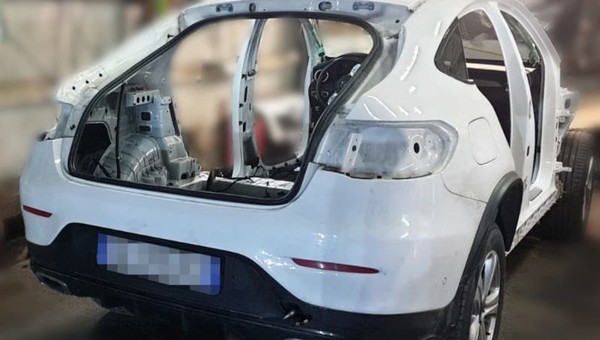 Wpadli na prywatnej posesji. Auto było prawie rozebrane