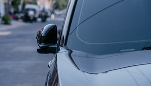 Kierowcy widzą je codziennie na szybach. Niewielu wie, co oznaczają