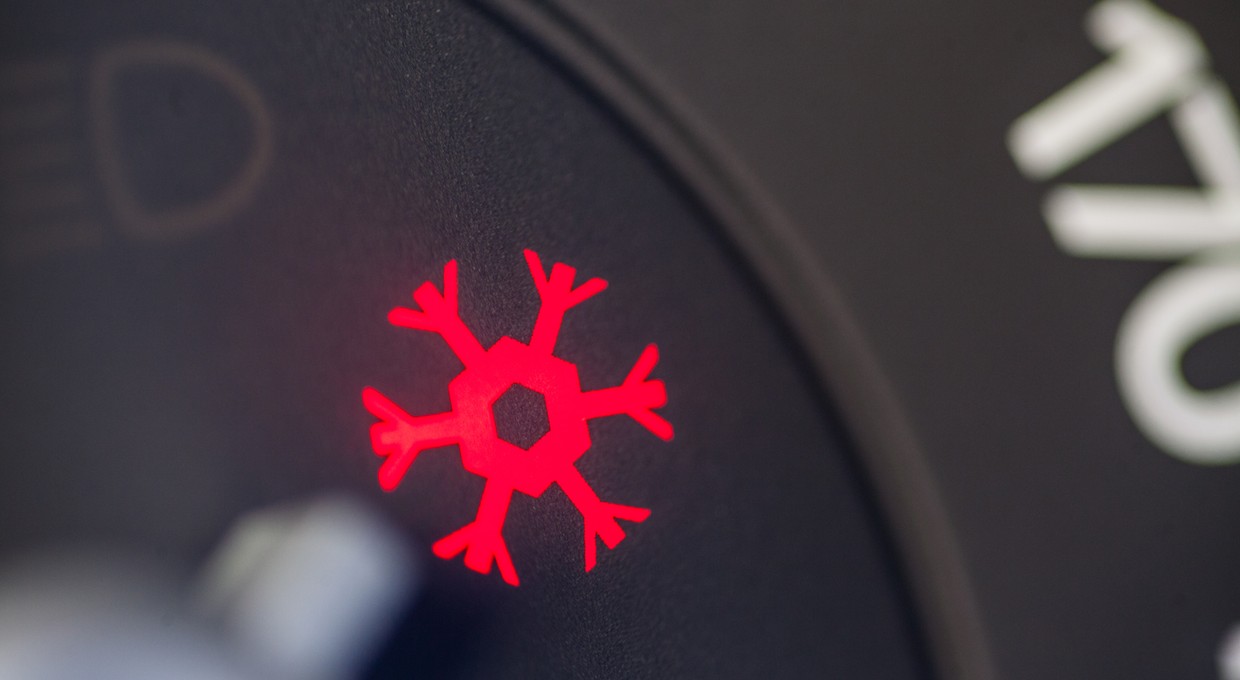 Masz kontrolkę z płatkiem śniegu? To nie awaria auta, ale jazda może być ryzykowna