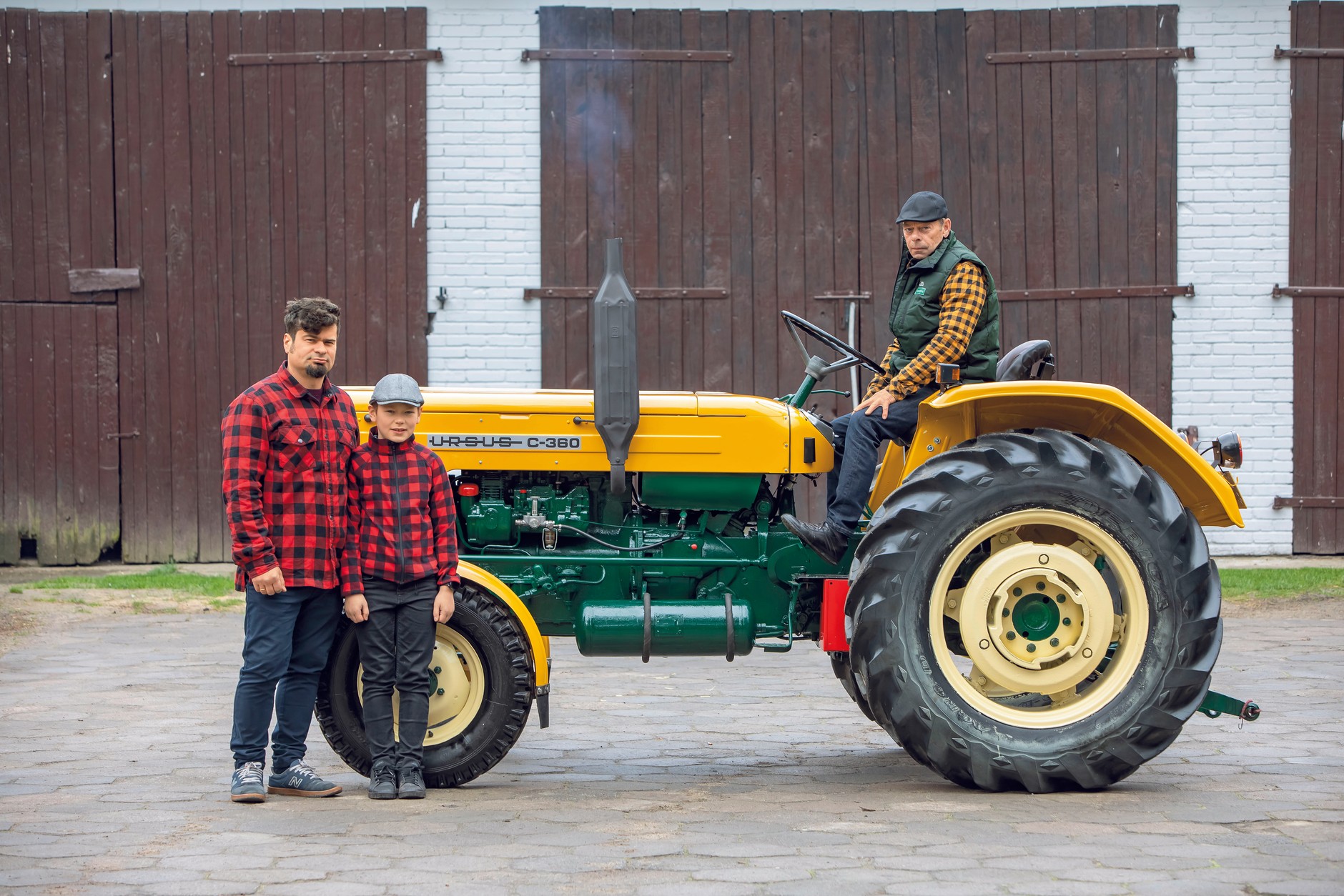 Pieczołowicie odrestaurowany egzemplarz należy do Marka Raszplewicza (za kierownicą) z podwarszawskiego Złotokłosu i stanowi ozdobę jego gospodarstwa