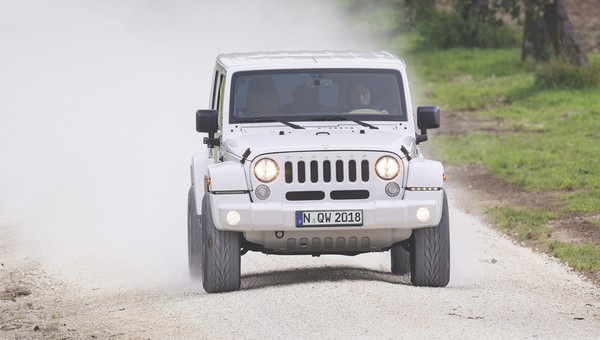 Jeep Wrangler kontra Land Rover Defender - słodki i kwaśny