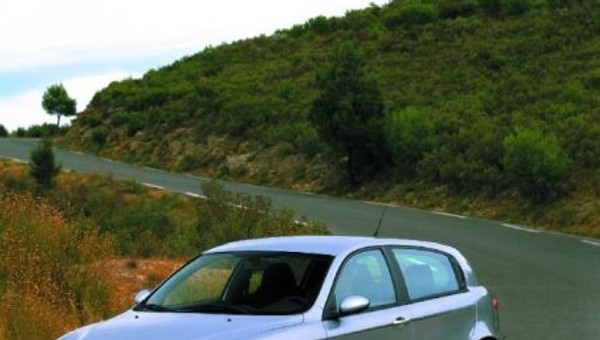 Alfa 147 1.6 Distinctive, Audi A3 1.8 Ambiente - Nie suknia zdobi... Nie?