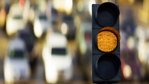 Dlaczego światła sygnalizacji migają na żółto np. w nocy?