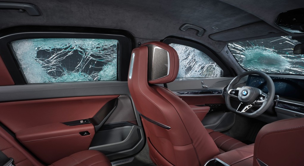 Kuloodporne BMW i7 Protection przetrwa najgorszy ostrzał z broni palnej