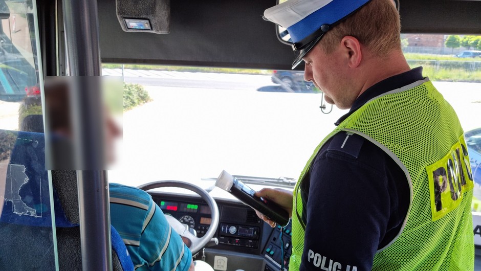 Obraz pochodzący z serwisu https://leszno.policja.gov.pl/w13/aktualnosci/253640,Policjanci-kontrololuja-autokary-przed-podroza.html