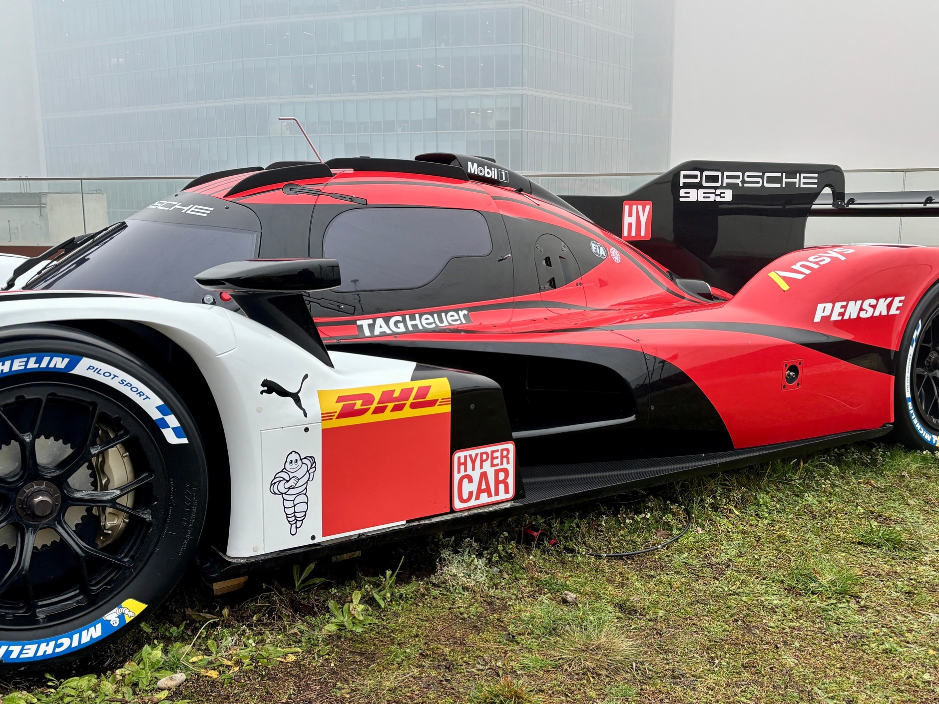 Porsche 963 na dachu biurowca w Warszawie