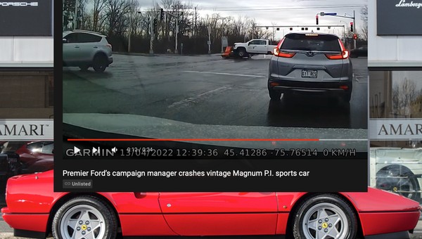 Wielki pick-up Chevrolet Silverado przejechał po sportowym Ferrari [Nagranie]