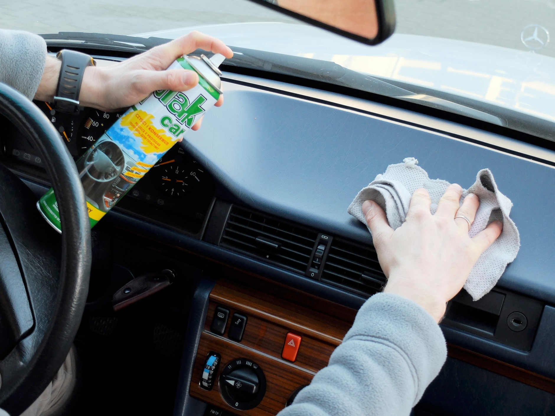 Przykre zapachy w aucie