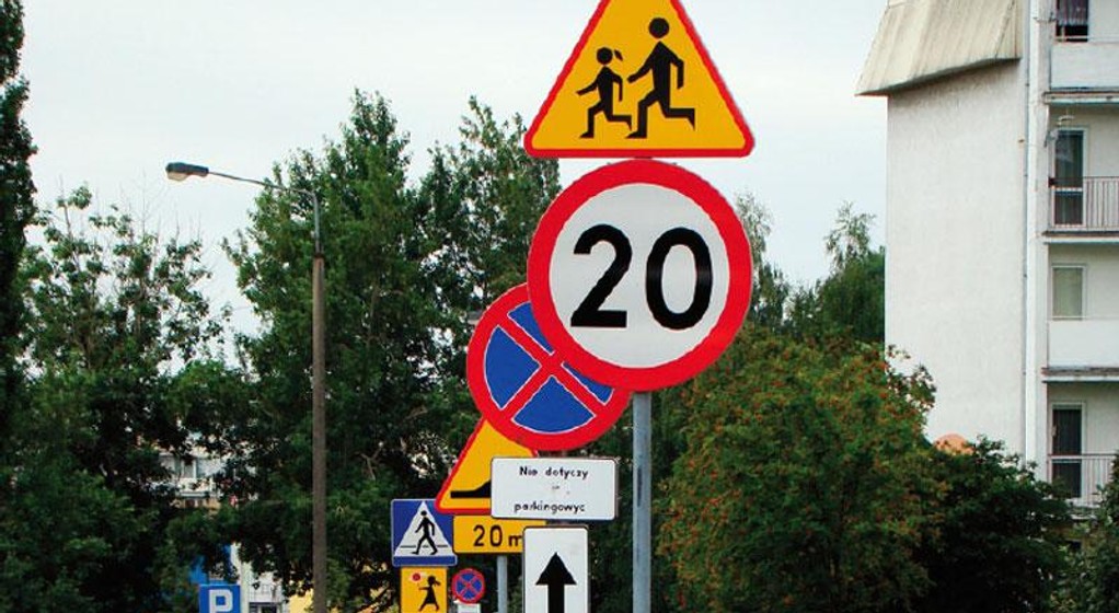 Na krótkim odcinku drogi zarządca umieścił sześć różnych znaków