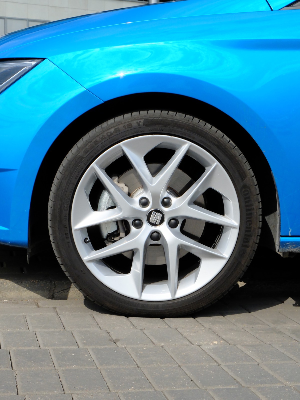 Zwykle koło jest czyste dopiero po dwóch myciach – po pierwszym warto przetoczyć auto o pół obrotu koła.