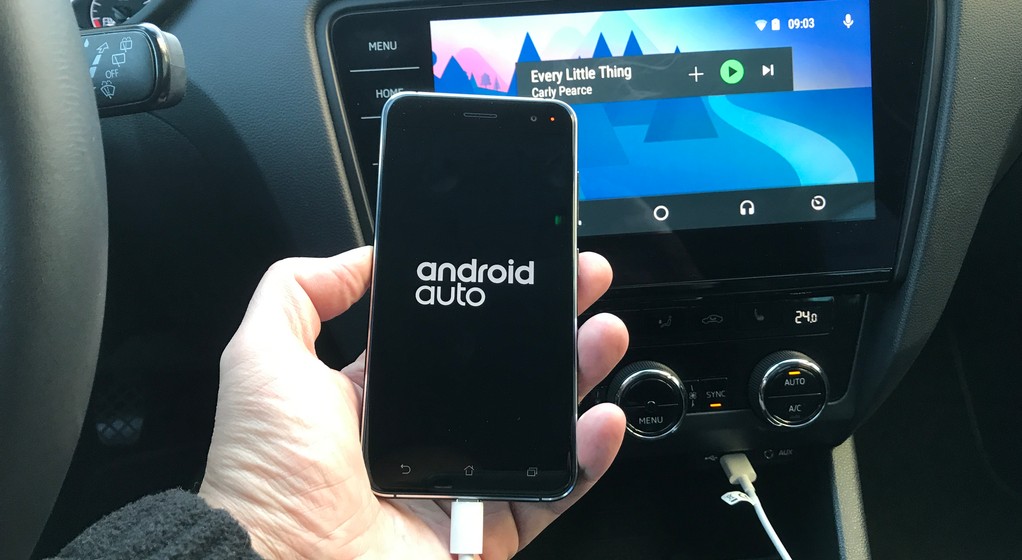 Android Auto sprawdziliśmy m.in. z telefonem Asus ZenFone 3. Sprzęt był szybko rozpoznawany przez radio Skoda Columbus. Skoda Octavia